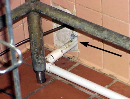 hole around pipe