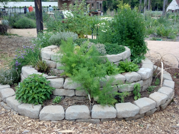 Spiral tiered garden bed